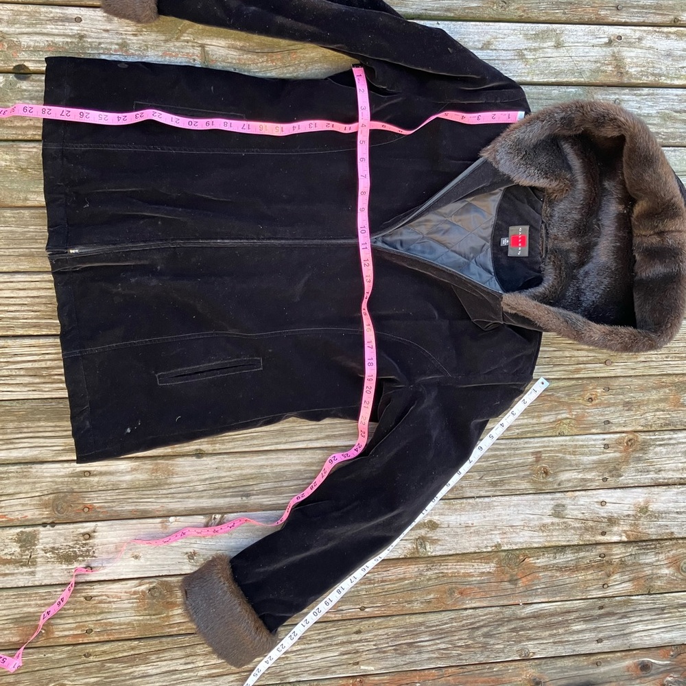 Gallery black velvet coat faux fur trim quilted jacket medium holiday winter - Picture 4 of 4